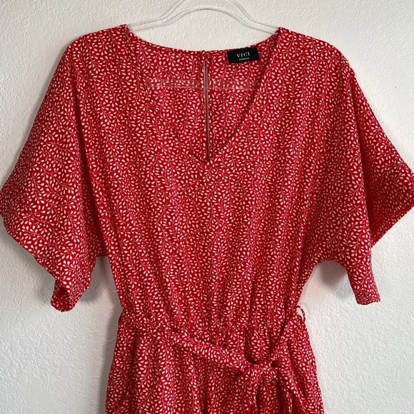 VICI tyche size M short sleeve red floral romper elastic waist pockets & belt - Picture 3 of 9